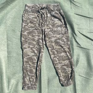 American Eagle Women's  High Waist Camo Cargo Joggers Pants Size Medium